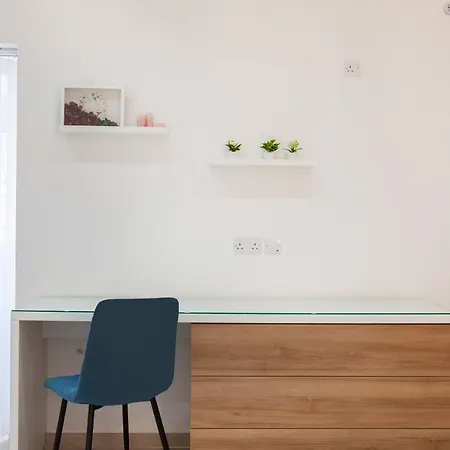 Fl56 - New 3storey House - Private Entrance & Roof إيل فورجانا