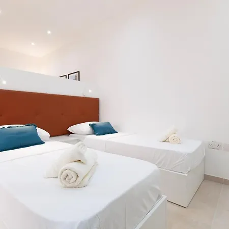 Fl56 - New 3storey House - Private Entrance & Roof * إيل فورجانا