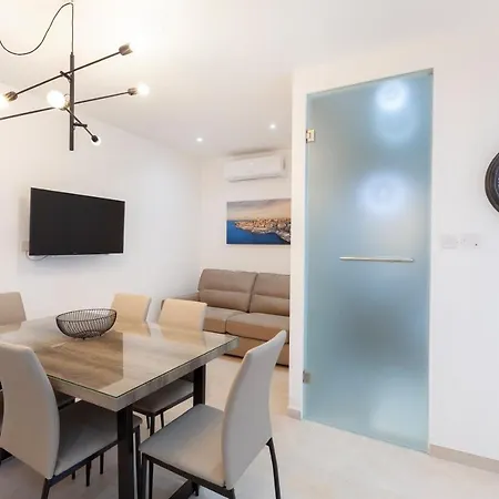 شقة Fl56 - New 3storey House - Private Entrance & Roof *