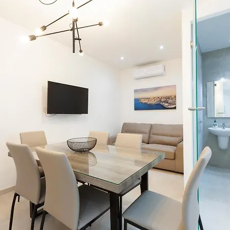 Apartment Fl56 - New 3storey House - Private Entrance & Roof *