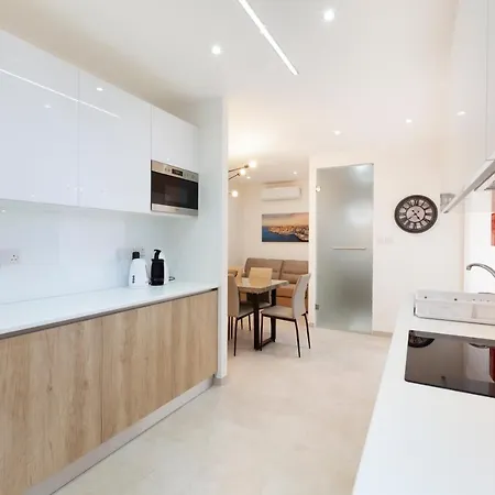 Fl56 - New 3storey House - Private Entrance & Roof * إيل فورجانا