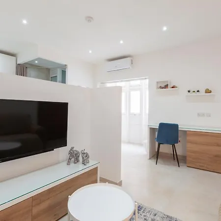 شقة Fl56 - New 3storey House - Private Entrance & Roof *