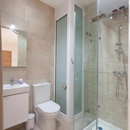 Apartment Fl56 - New 3storey House - Private Entrance & Roof *