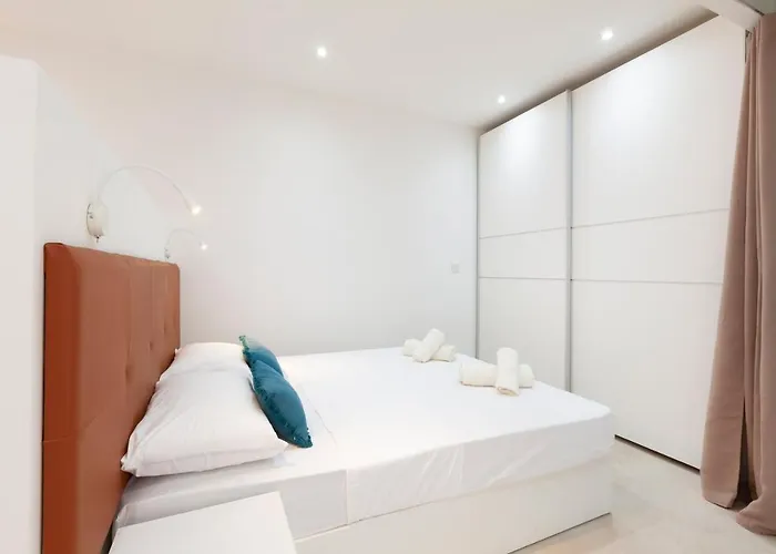 Fl56 - New 3storey House - Private Entrance & Roof *