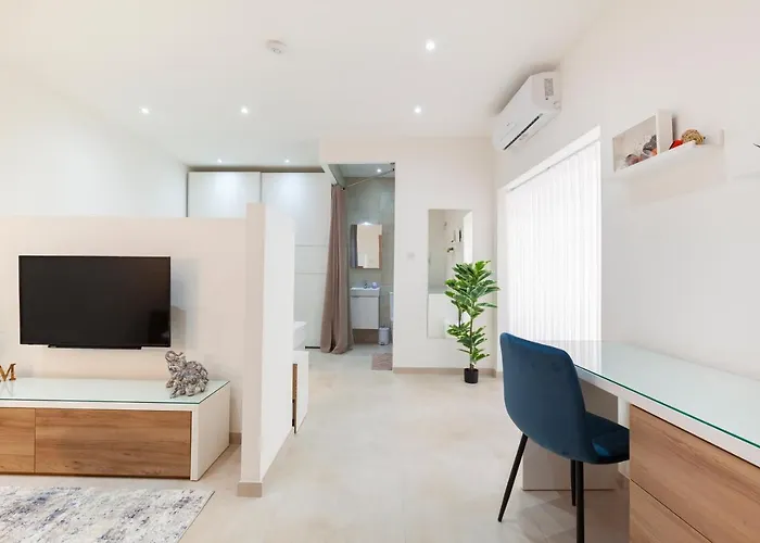 Fl56 - New 3storey House - Private Entrance & Roof Apartament