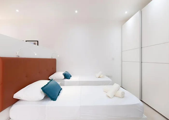 Fl56 - New 3storey House - Private Entrance & Roof