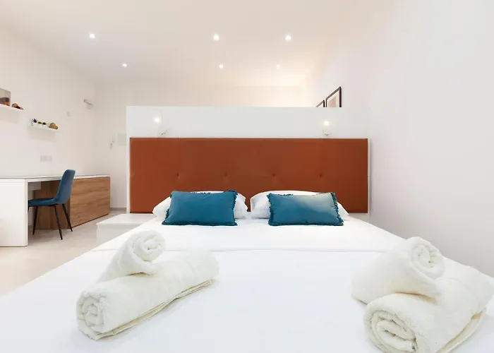 Fl56 - New 3storey House - Private Entrance & Roof フロリアーナ