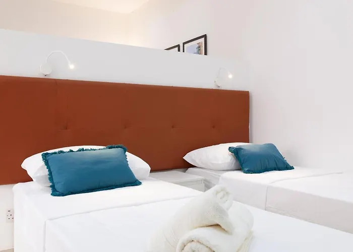 Fl56 - New 3storey House - Private Entrance & Roof Apartamento *