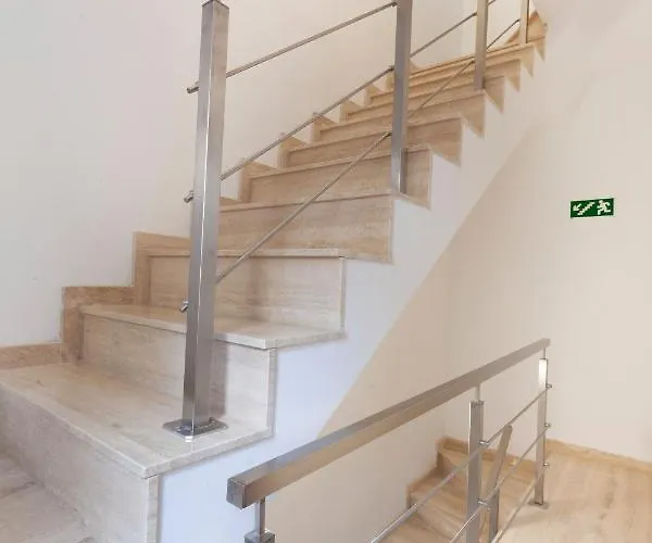 アパート Fl56 - New 3storey House - Private Entrance & Roof