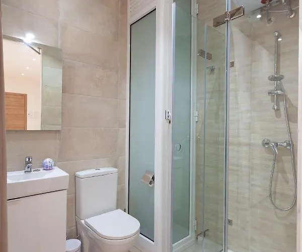 Apartamento Fl56 - New 3storey House - Private Entrance & Roof *